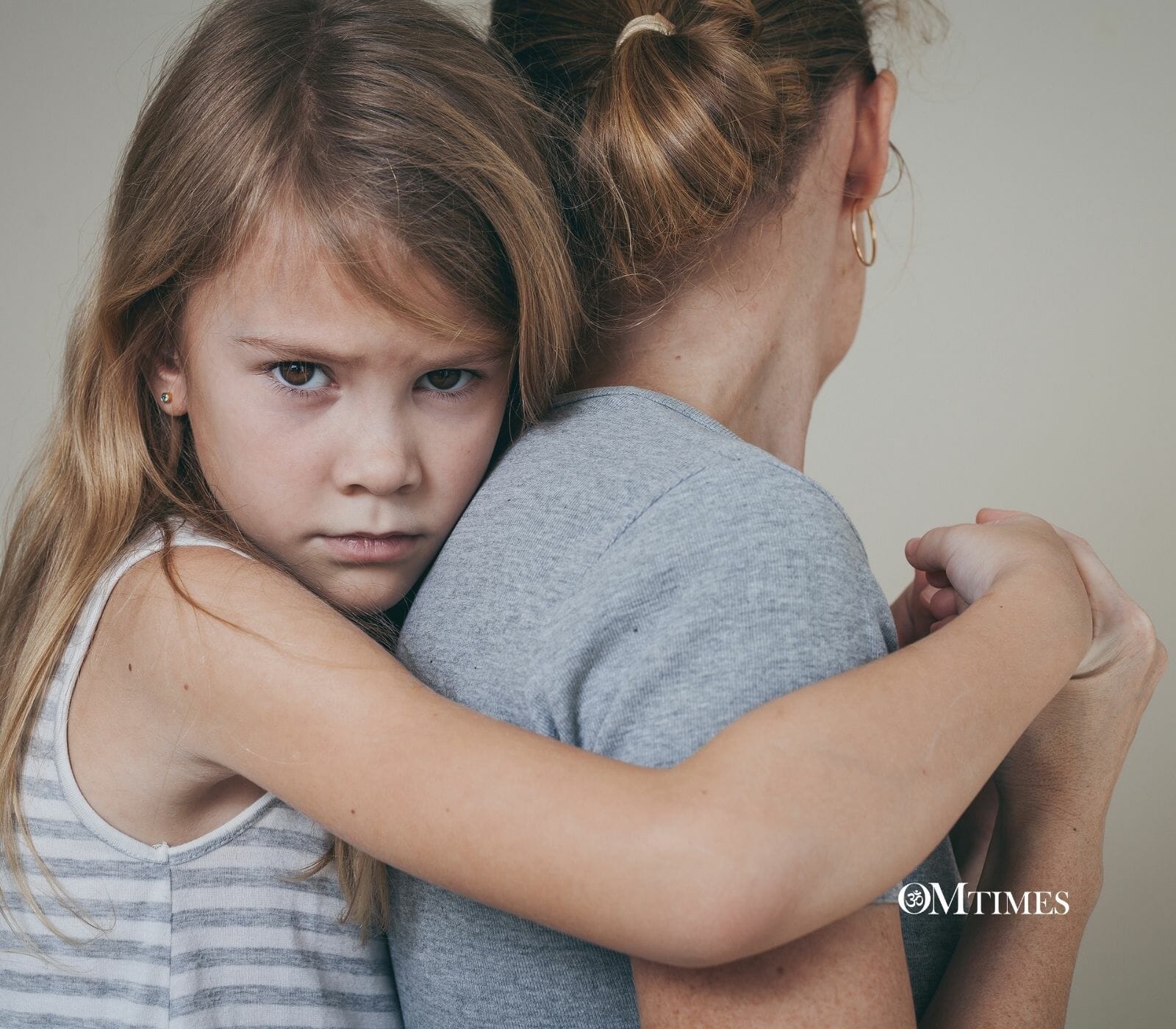 Папа подругу ее дочки. Мать и дочь обнимаются прощение. Отец подруги. Дочка привела к папе подружку.